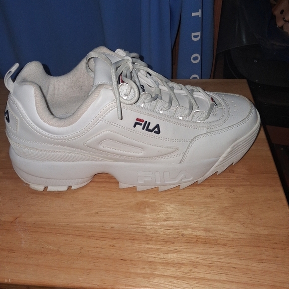 Fila Classic White Leather Sneakers On A Mens 11.5. Great Condition main image 8